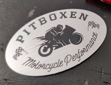 Pitboxen sticker 6,4x4cm - Sølv børstet