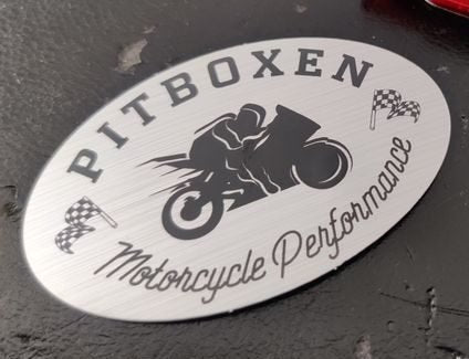 Pitboxen sticker 6,4x4cm - Sølv børstet - Pitboxen.dk