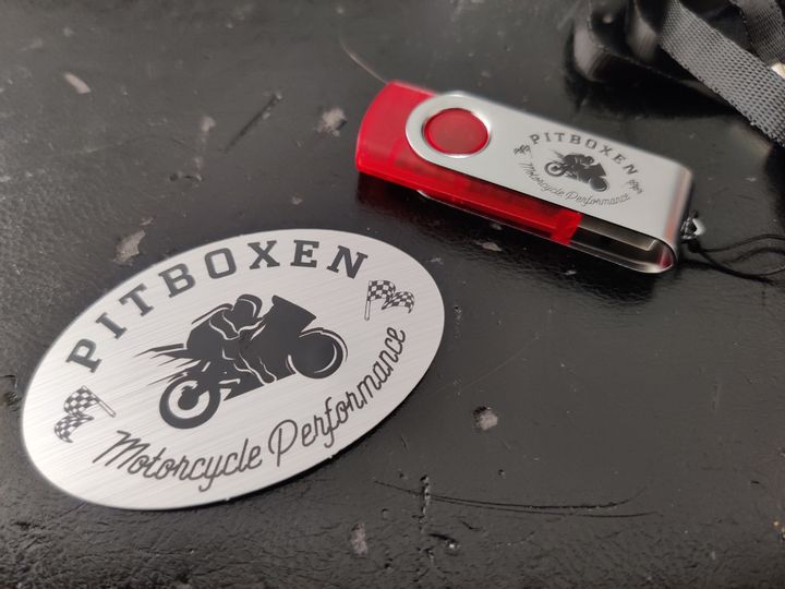 Pitboxen USB Nøgle 1 GB + Sticker - Pitboxen.dk